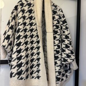 Chic Houndstooth Knit Cardigan